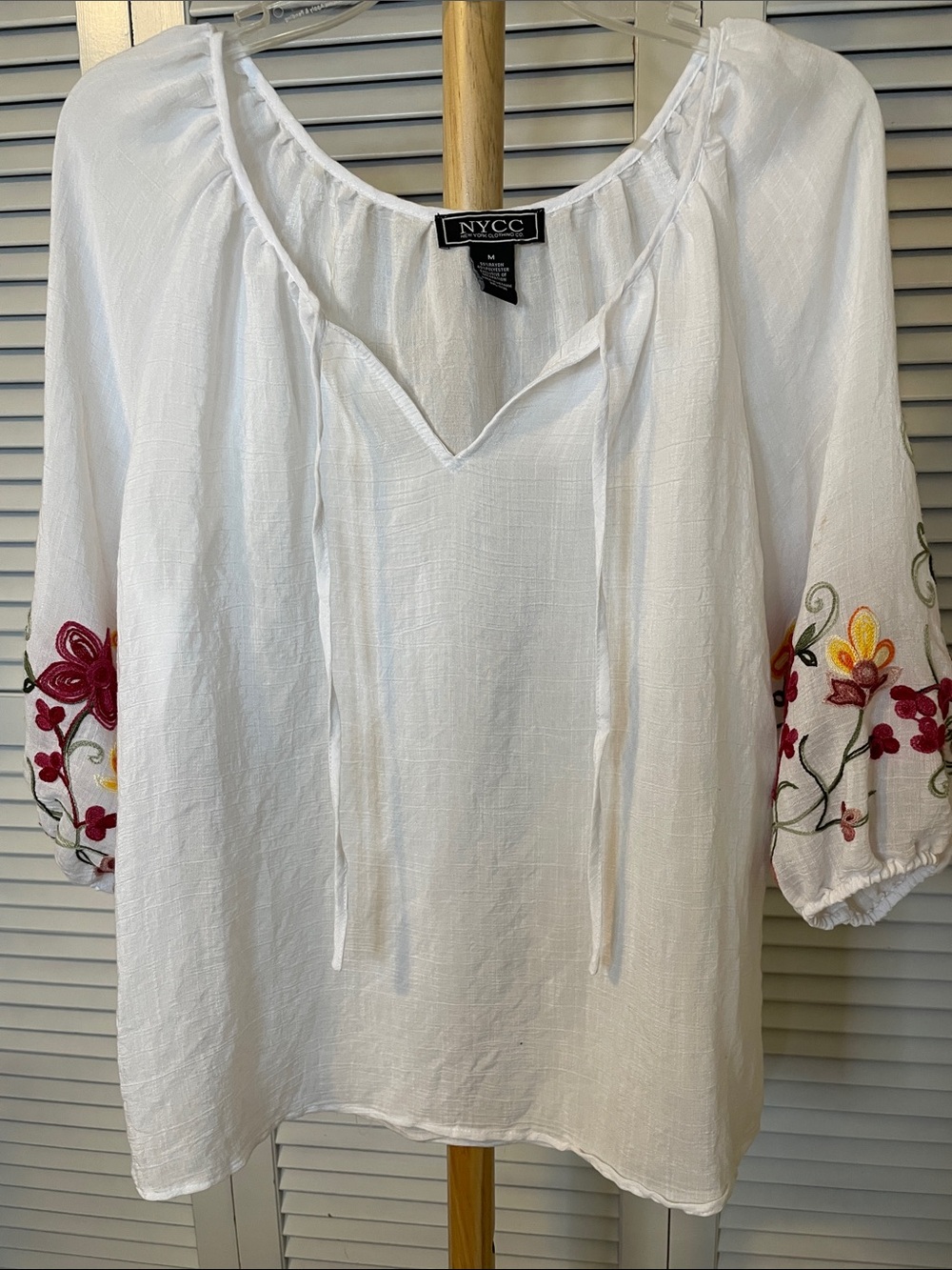 NWOT - NYCC White Peasant Top with Floral Embroidered Sleeves - Sz M